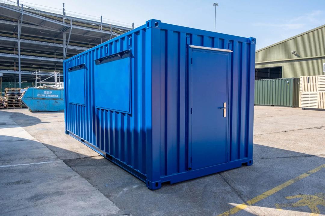 20-Fuß-Seecontainer mit doppelter Serviceklappe – Ansicht 1