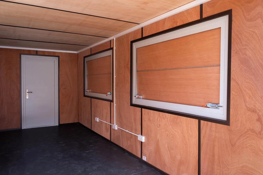 20-Fuß-Seecontainer mit doppelter Serviceklappe – Ansicht 3