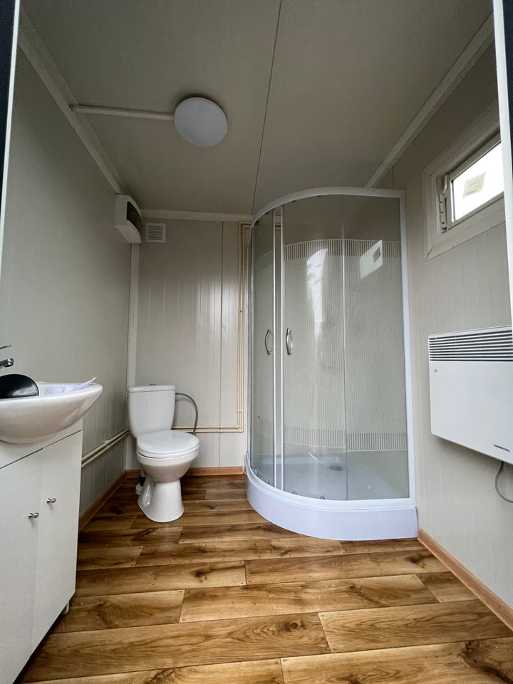 Sanitärcontainer 2,00 × 2,00 m mit Dusche und Spülkasten – Ansicht 2