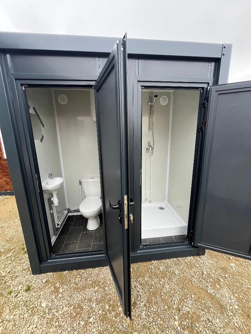 Sanitärcontainer mit WC, Waschbecken und anschließbarer Dusche – grau – Ansicht 2