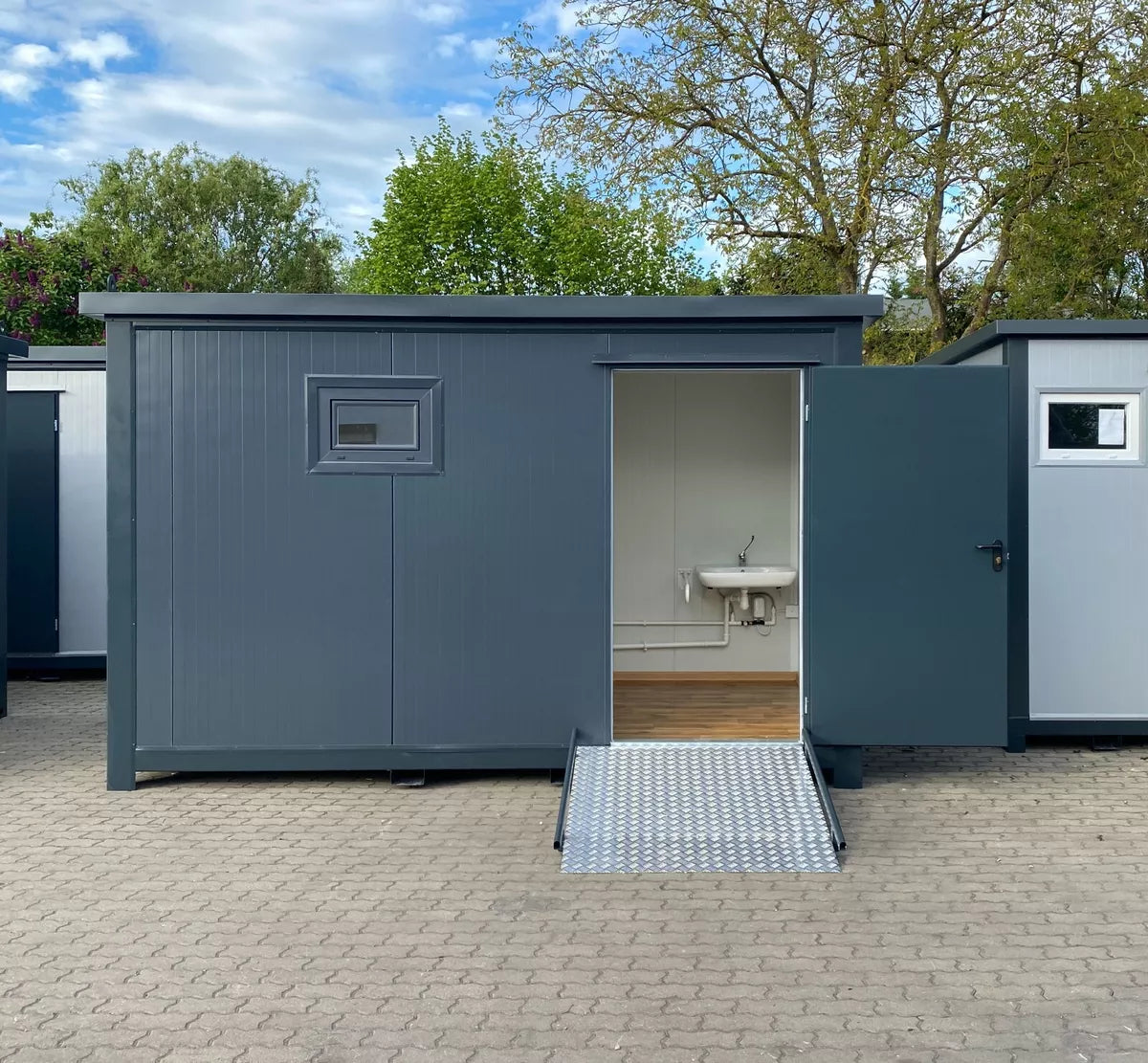 Sanitärcontainer mit WC und Rampe (Ref. 3907) – Ansicht 1