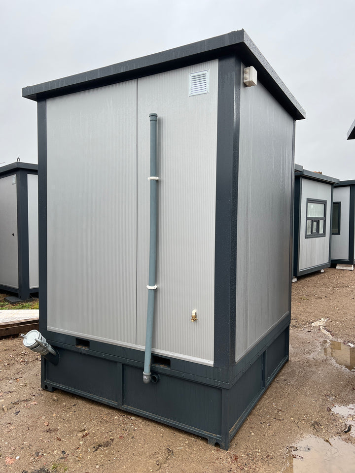 Sanitärcontainer 2,00 × 2,00 m mit Dusche und Spülkasten – Ansicht 3
