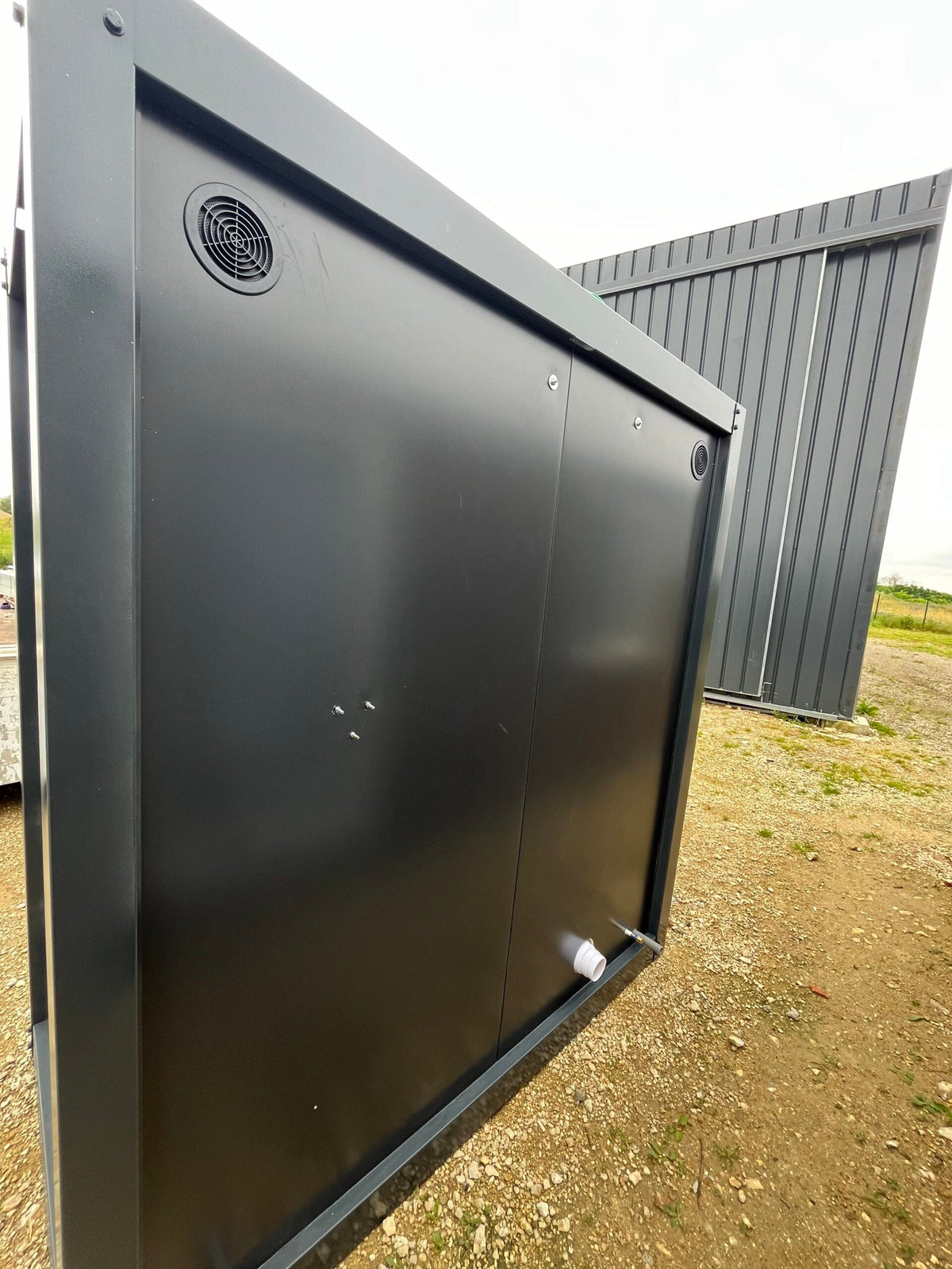Sanitärcontainer mit WC, Waschbecken und anschließbarer Dusche – grau – Ansicht 3