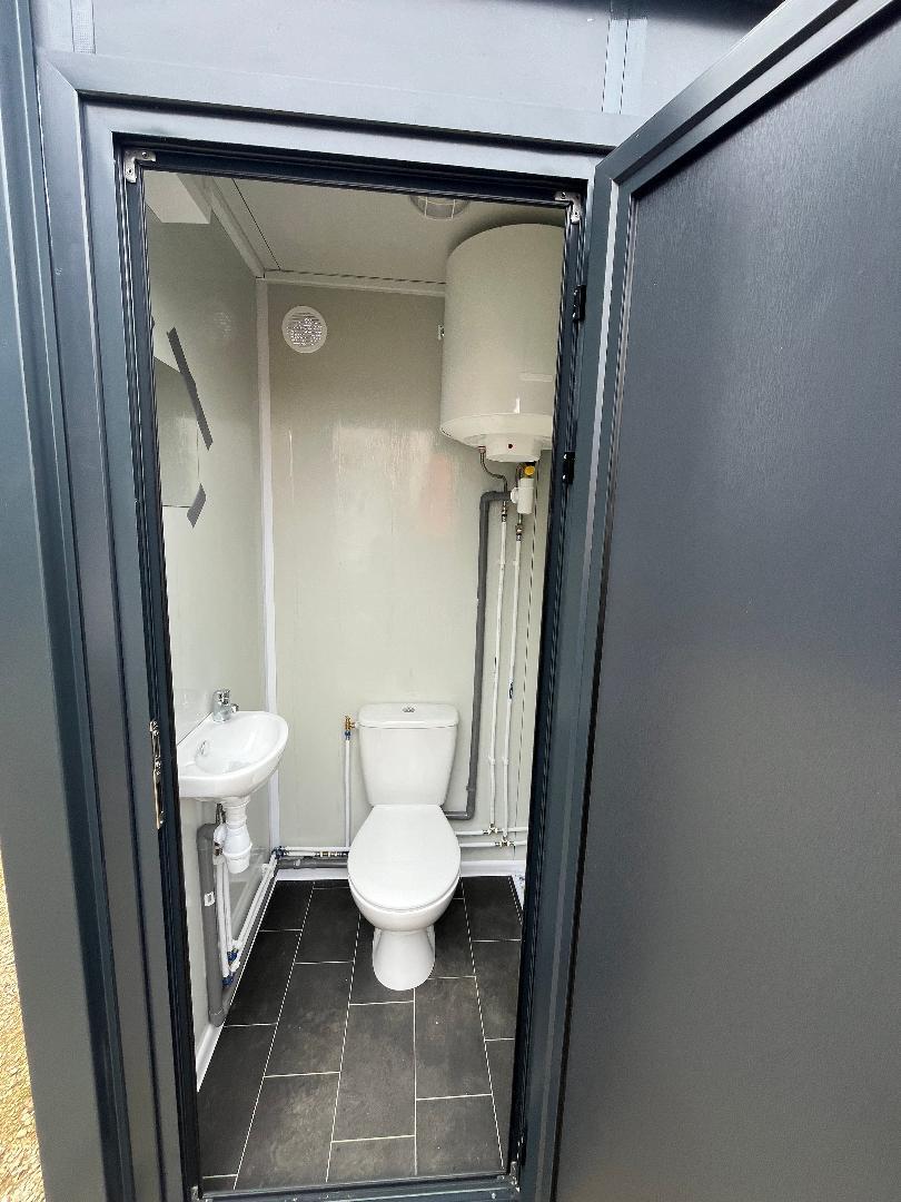 Sanitärcontainer mit WC, Waschbecken und anschließbarer Dusche – grau – Ansicht 4