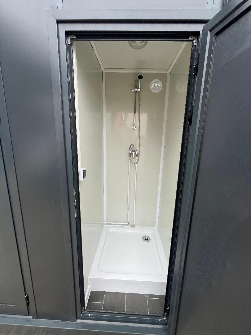 Sanitärcontainer mit WC, Waschbecken und anschließbarer Dusche – grau – Ansicht 5