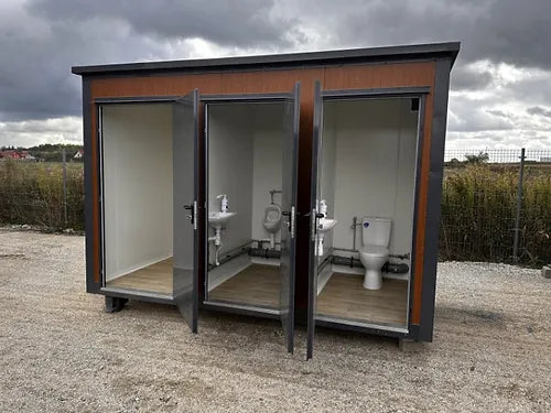 Sanitärcontainer mit Dreifachkabine (Ref. S2103) – Ansicht 1
