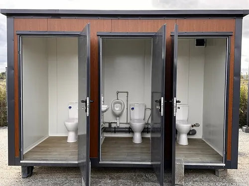 Sanitärcontainer mit Dreifachkabine (Ref. S2103) – Ansicht 2