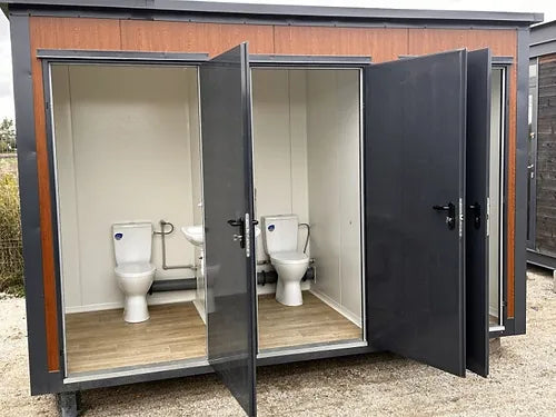 Sanitärcontainer mit Dreifachkabine (Ref. S2103) – Ansicht 4