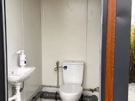 Sanitärcontainer mit Dreifachkabine (Ref. S2103) – Ansicht 5