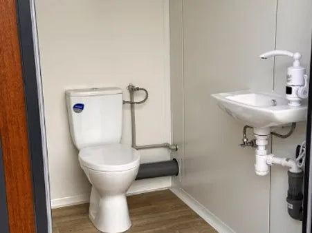 Sanitärcontainer mit Dreifachkabine (Ref. S2103) – Ansicht 7