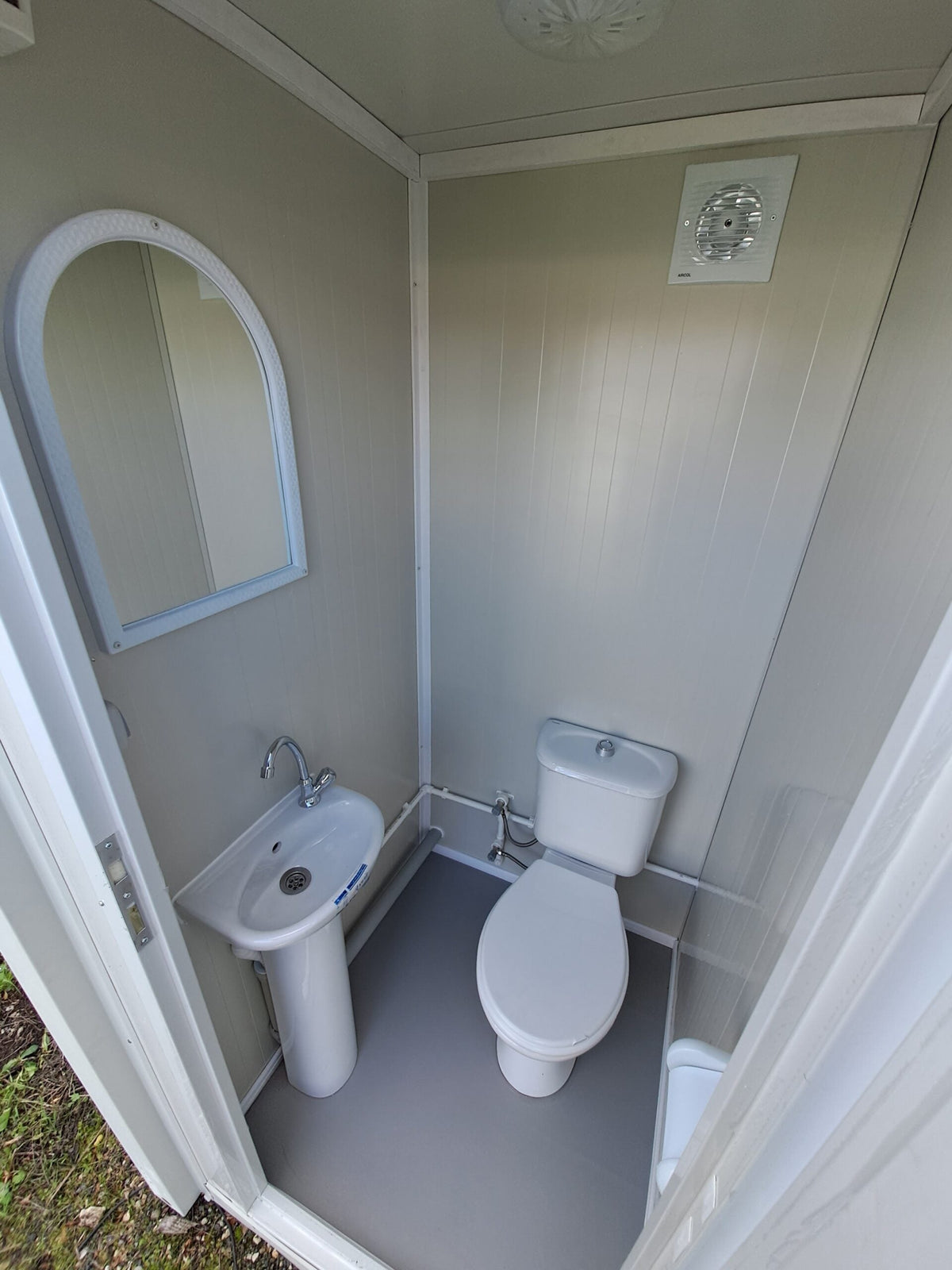 Sanitärmodul mit WC, Waschbecken und anschließbarer Dusche – Ansicht 2