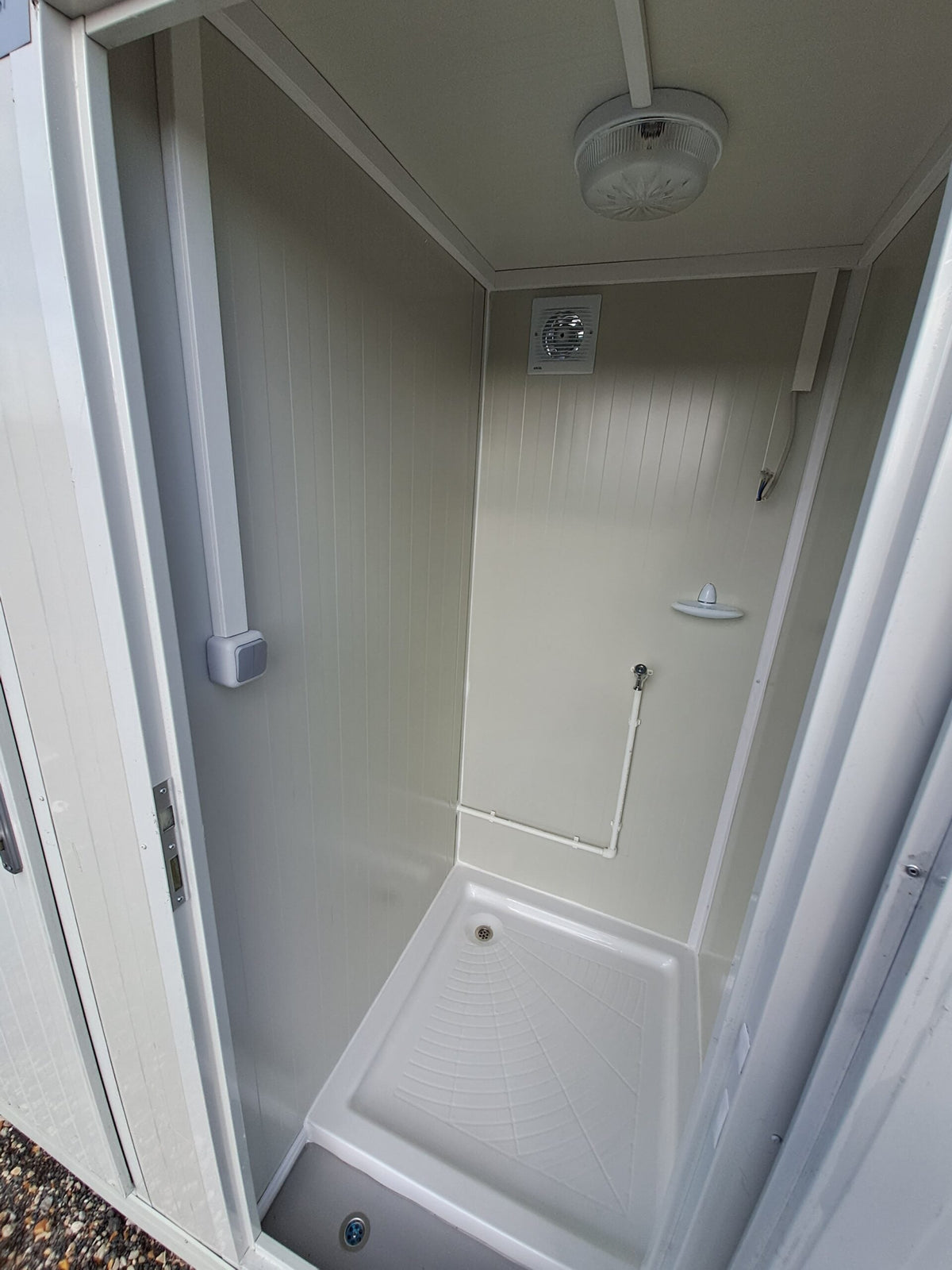 Sanitärmodul mit WC, Waschbecken und anschließbarer Dusche – Ansicht 3